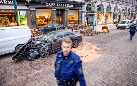 Miehen matka päättyi Café Esplanadin edustalle, jossa hän törmäsi useisiin autoihin. 