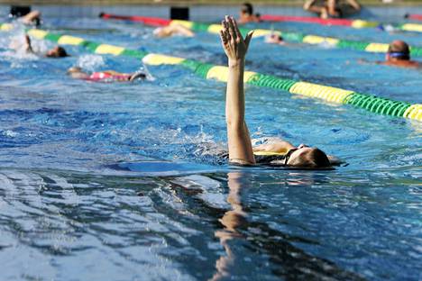 Käden vieminen pään vierestä veteen on yllättävän monelle lapselle vaikeaa, sanoo Mia Karvonen. Selkäuintia harjoiteltiin uimakoulussa Uimastadionilla vuonna 2007.