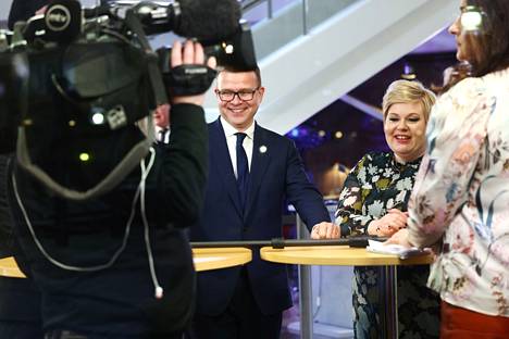 Kokoomuksen puheenjohtaja Petteri Orpo ja keskustan puheenjohtaja Annika Saarikko saapuivat Kuntatalolle sunnuntai-iltana.