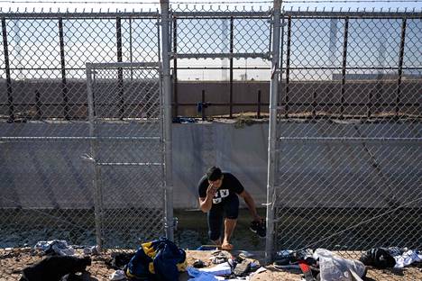 Venezuelalainen mies ylitti laittomasti Meksikon ja Yhdysvaltain rajan El Pasossa Texasissa.