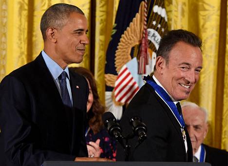Presidentti Barack Obama myönsi Bruce Springsteenille USA:n korkeimman siviilikunniamerkin eli presidentin vapaudenmitalin marraskuussa 2016. Neljä vuotta myöhemmin kaksikko äänitti yhteisen podcastin.