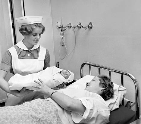 Kätilöopiston naistensairaalassa Helsingin Kumpulassa Sisko Korhonen piti sylissään Eeva Lehtisen vauvaa huhtikuussa 1960.