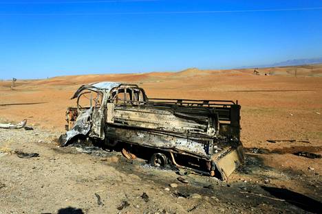 Turkin ilmaiskun tuhoama auto Derikissä Syyriassa sunnuntaina.