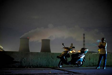 Yli 120 maata on tehnyt hiilineutraaliuslinjauksen, mutta toistaiseksi kiristyvät ja laajenevat päästövähennystavoitteet eivät ole näkyneet päästöjen kasvun taittumisena.  Kuvassa taustalla näkyy hiilivoimalaitos Kiinan Shanghaissa.