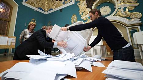 Venäjä | Venäjän vaaleissa odotetusti useita skandaaleita – vaali­päivien näkyvä vilppi oli kuitenkin vain osa loppu­koristelua