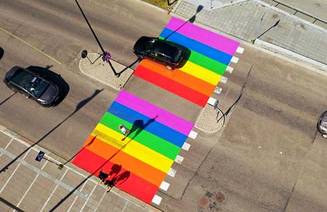 Turun kaupunginteatterin edustalle valmistui viime viikolla sateenkaaren värinen suojatie, joka jouduttiin poistamaan poliisin pyynnöstä. Nyt kaupunki maalaa sateenkaarin värit Aurajoen ylittävälle sillalle.

