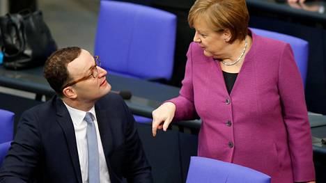 Saksan liittokansleri Angela Merkel nostaa ärhäköimmän arvostelijansa ministeriksi – Jens Spahn veisi kristillisdemokraatit reippaasti oikealle