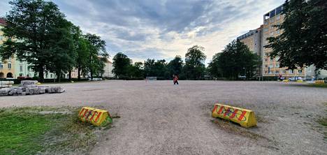 Based on Hämäläinen's observations, the sand field located next to the Taivallahti playground is mostly only used as a shortcut.