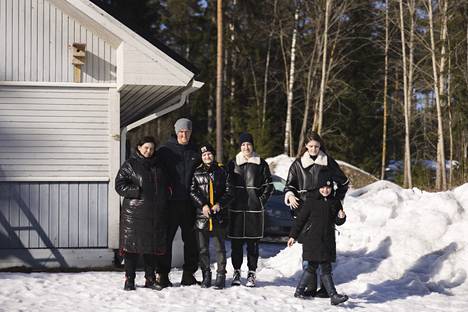 Svitlana (vas.), Pavel, Maksym, Ilona, Angelina ja Aleksandra Samtšuk toivovat pääsevänsä uuden elämän alkuun Suomessa.