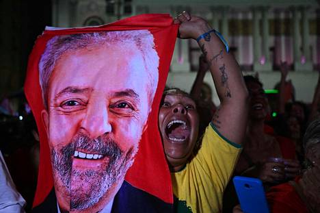 Brasilian presidentiksi valitun Luiz Inácio Lula da Silvan kannattaja juhli vaalitulosta Rio de Janeirossa maanantain vastaisena  yönä.
