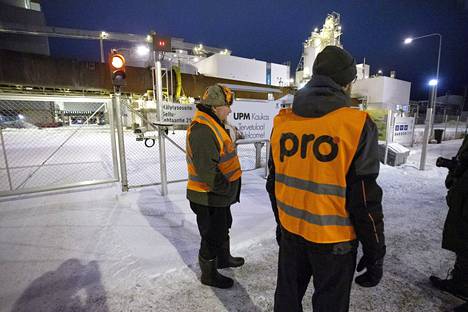 Ammattiliitto Pron hallitus päätti, että se ei anna uutta lakkoilmoitusta. Pron Janne Hyvönen ja Juha Marttila UPM:n Kaukaan tehtaalla Lappeenrannassa aikaisin uudenvuodenaamuna, jolloin lakko alkoi.