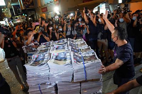 Lehtikioskille toimitettiin erä lakkautettavan Daily-iltapäivälehden viimeistä numeroa Hongkongissa kesäkuussa.