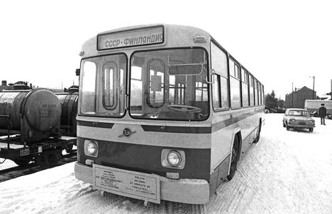 Neuvostoliitosta vuokratut kolme johdinautoa ilmestyvät linjalle 14 kuukauden kuluttua. Ziu-9 -merkkisiä busseja kokeillaan puoli vuotta, jonka jälkeen ratkaistaan, tilataanko johdinautoliikenteen jatkamiseen tarvittavat 20 bussia Neuvostoliitosta.