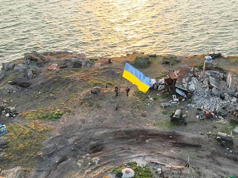 Ukrainan sotilaat pystyttivät sinikeltaisen lippunsa Käärmesaarelle, jonka Ukraina sai vallattua takaisin Venäjältä kesäkuun lopulla.