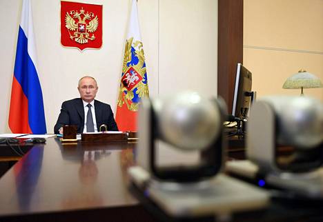 Presidentti Putin kertoi rokotteesta ministerikokouksessa tiistaina.