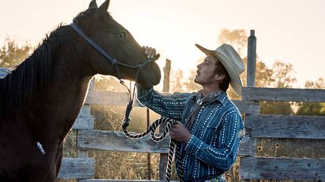 Ratsastaja kertoo nuoren rodeoratsastajan Bradyn (Brady Jandreau) liikuttavan tarinan.