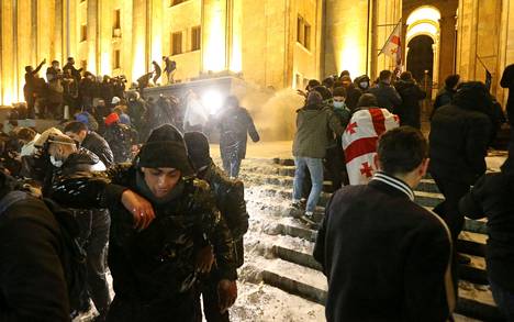 Poliisi käytti vesitykkejä mielenosoittajia vastaan Georgian pääkaupungissa Tbilisissä.