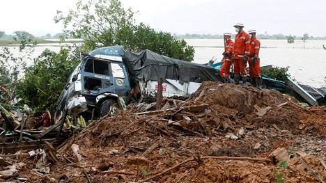 Monsuunin aiheuttamat tulvat ja maanvyörymät ovat tappaneet muutaman päivän aikana Intiassa, Pakistanissa ja Myanmarissa lähes 200 ihmistä