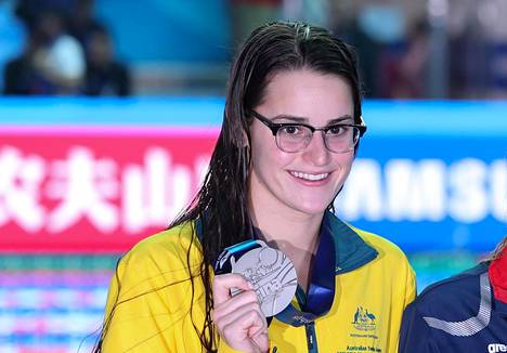 Australialainen Kaylee McKeown ui perjantaina lyhyen radan maailmanennätyksen naisten 200 metrin selkäuinnissa. Kuva vuoden 2019 pitkän radan MM-kisojen palkintojenjaosta.