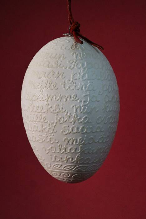 Tämä ei ole perinteinen pisanka, vaan rukousmunan valmistamiseen käytettiin etikkaa. Sen happamuus syö munankuoresta kalkkia ja jäljelle jää reliefimäinen pinta.
