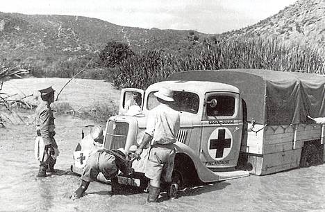 Suomalainen ambulanssi-Ford juuttui mutaan Etiopian-sodan aikana. Kirjan kuvitusta.