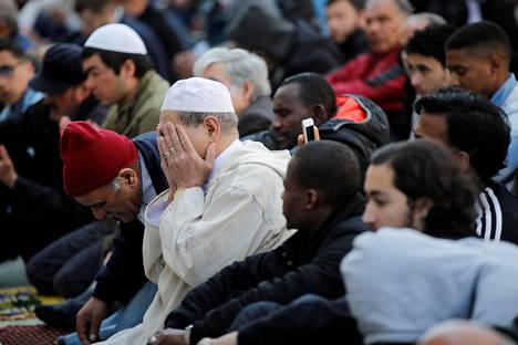 Muslimit osallistuivat perjantairukoukseen Clichyn kunnantalon ulkopuolella Pariisin laitamilla huhtikuussa, kun paikallisviranomaiset olivat sulkeneet muslimien tavallisen kokoontumispaikan.