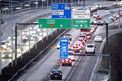 Tämän vuoden myyntilukujen perusteella näyttää siltä, ettei vuonna 2030 Suomessa ole lähimainkaan tavoitteen mukaista 600 000 täyssähköautoa. Kuvassa Länsiväylän liikennettä Helsingissä tammikuussa 2018.