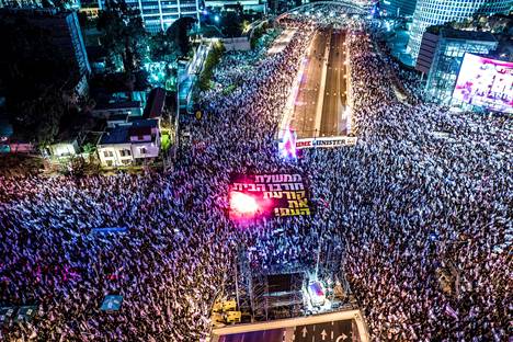 Mielenosoittajia Tel Avivissa lauantaina.
