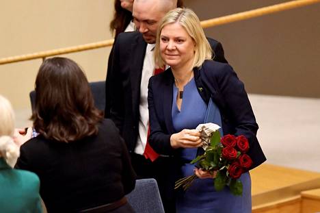 Magdalena Andersson kukitettiin Ruotsin parlamentin istunnossa sen jälkeen, kun hänen valintansa uudeksi pääministeriksi oli ratkennut.