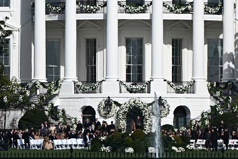Valkoinen talo oli koristeltu lauantain hääjuhlaa varten seppeleillä, joissa oli valkoisia kukkia.