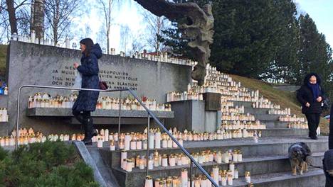 Helsinki hiljentyi joulun viettoon – Hietaniemen hautausmaalle syntyi jättimäinen kynttilämeri