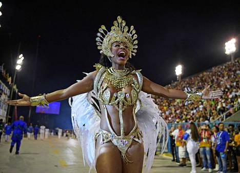 Beija Flor -sambakoulun tanssija tervehti karnevaaliyleisöä Rio de Janeiron Sambadrome Marques de Sapucai -areenalla perjantaina.