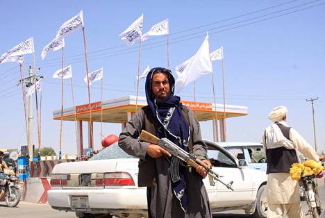Taleban-taistelija Afganistanin Ghaznin kaupungissa lauantaina 14. elokuuta. 