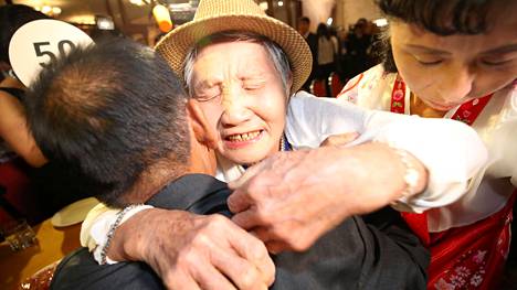 ”Saako aikamiestä halata?” – Äiti tapasi viimein poikansa, jonka kadotti Pohjois-Koreaan 68 vuotta sitten