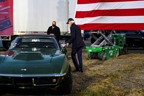 Corvettet tuntuvat seuraavan Bideniä kaikkialle. Corvette oli jätetty Bidenin puhujakorokkeen viereen presidentinvaalien alla Michiganissa vuonna 2020. Kyseessä on kuitenkin eri auto kuin Bidenin oma auto.