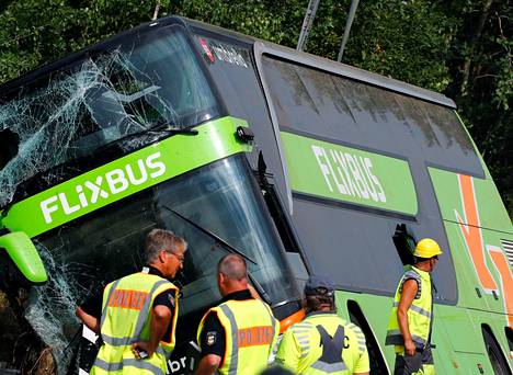 Poliisit tutkivat onnettomuuspaikkaa Pohjois-Saksassa, jossa Flixbus-yhtiön bussi suistui tieltä.