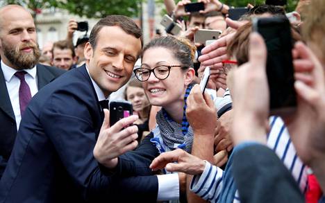 Emmanuel Macron poseerasi valokuvaa varten Pariisin Riemukaarella viime vuoden kesäkuussa.