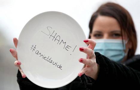 Ravintolan omistaja osallistui helmikuussa mielenosoitukseen Liègessä Belgiassa. Astiassa lukee häpeä (shame) ja tyhjä astia (assiette vide).