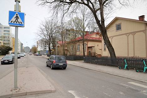 Puutalot sijaitsevat Itäisellä Pitkäkadulla. Pihapiirissä on yhteensä 14 asuntoa, joista kymmenessä asutaan.