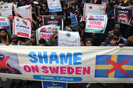 Pakistanin Lahoressa tiistaina pidetyssä protestissa vaadittiin Ruotsia häpeämään.