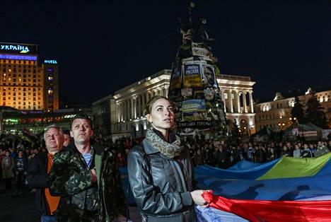 Kiovan Maidanille perjantai-iltana kokoontuneet ihmiset lauloivat Ukrainan kansallislaulua.