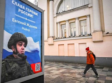 ”Venäläisiä sotasankareita” ylistettiin mainostolpassa Moskovan kadulla joulukuussa.
