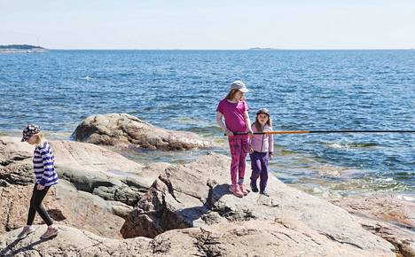 Vivianin, 8, Vennyn, 10, ja Lilja Haikaran, 5, perhe vuokrasi Kaunissaaressa mökin viikoksi.