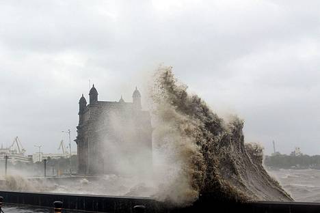 Aallot löivät Intiassa Mumbain rannikolla 17. toukokuuta.