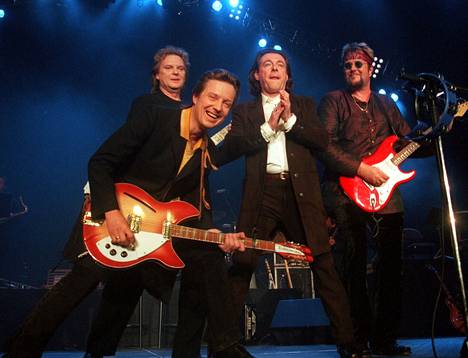 Mestarit eli Pepe Willberg, Pave Maijanen, Kirka ja Hector konsertoivat Hartwall-areenalla lokakuussa 1998. Konsertin jälkeen seuraavana vuonna toteutettiin valtava Suomen-kiertue.