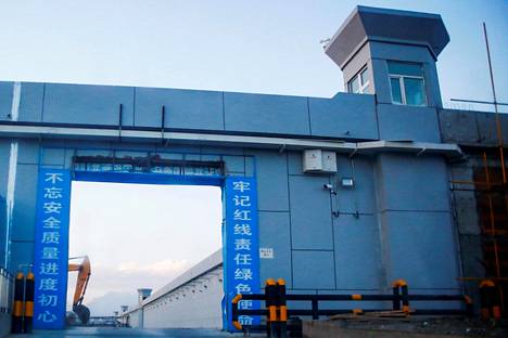 Kiinalaisen ”uudelleenkoulutuskeskuksen” portti Xinjiangin Dabanchengissä.