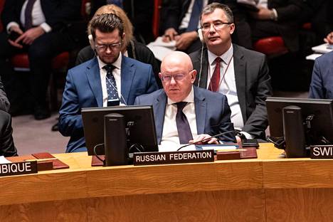 Venäjän lähettiläs Vassily Nebenzia YK:n turvallisuusneuvoston  istunnossa torstaina.