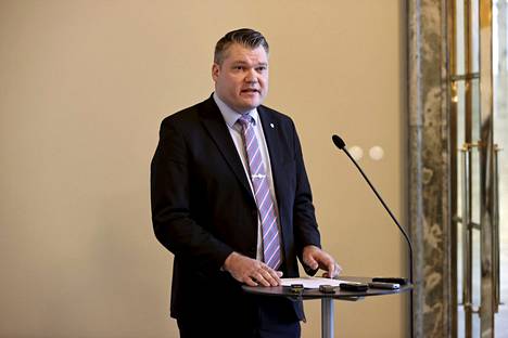 Puolustusministeri Mikko Savola eduskunnan Valtiosalissa tammikuussa.
