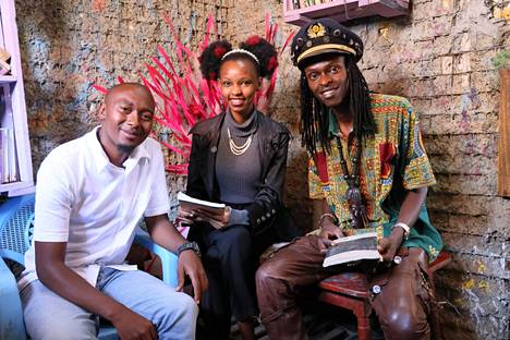 Christopher Mwangi (vas.), Mary Nunga ja Charles Kariuki kerhotalon kirjastohuoneessa Kenian Nairobissa tammikuussa