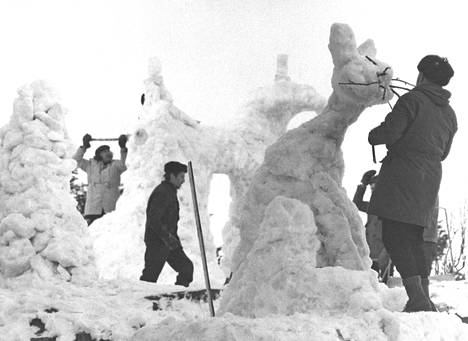 Viikset suupieliin ja lumikatti on valmis. Kuvanveistäjä Veikko Haukkamäki sai työnsä ensimmäisenä valmiiksi, kun tamperelaistaiteilijat ryhtyivät pystyttämään lumiveistoksia Särkänniemeen.
